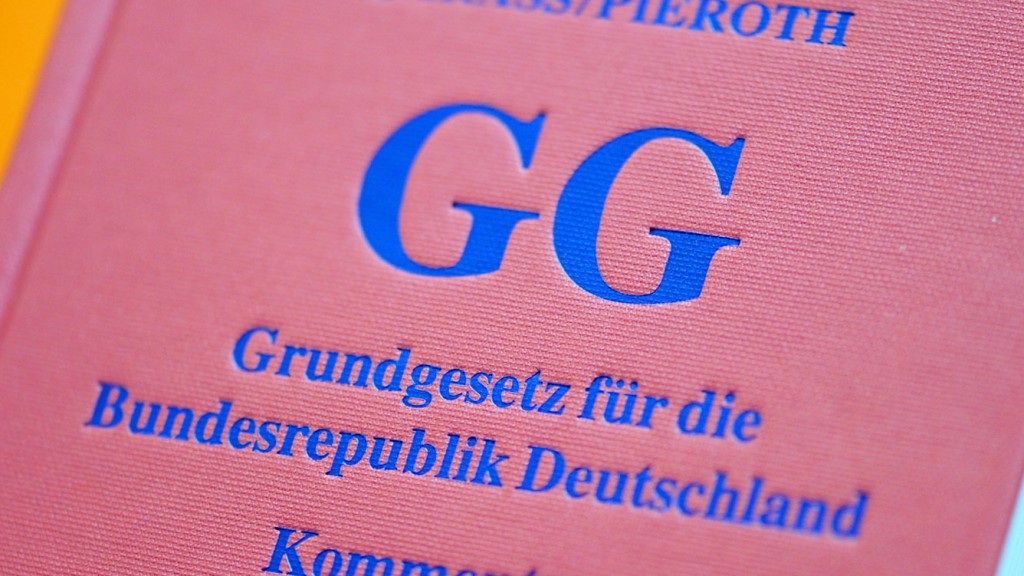 Ein juristischer Kommentar zum Grundgesetz der Bundesrepublik Deutschland (Foto: dpa)