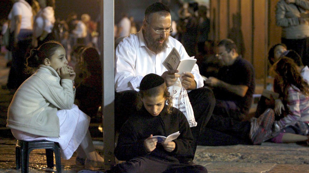 Jüdische Gläubige am Feiertag Tischa B'av (Foto: dpa / Michal Fattal)