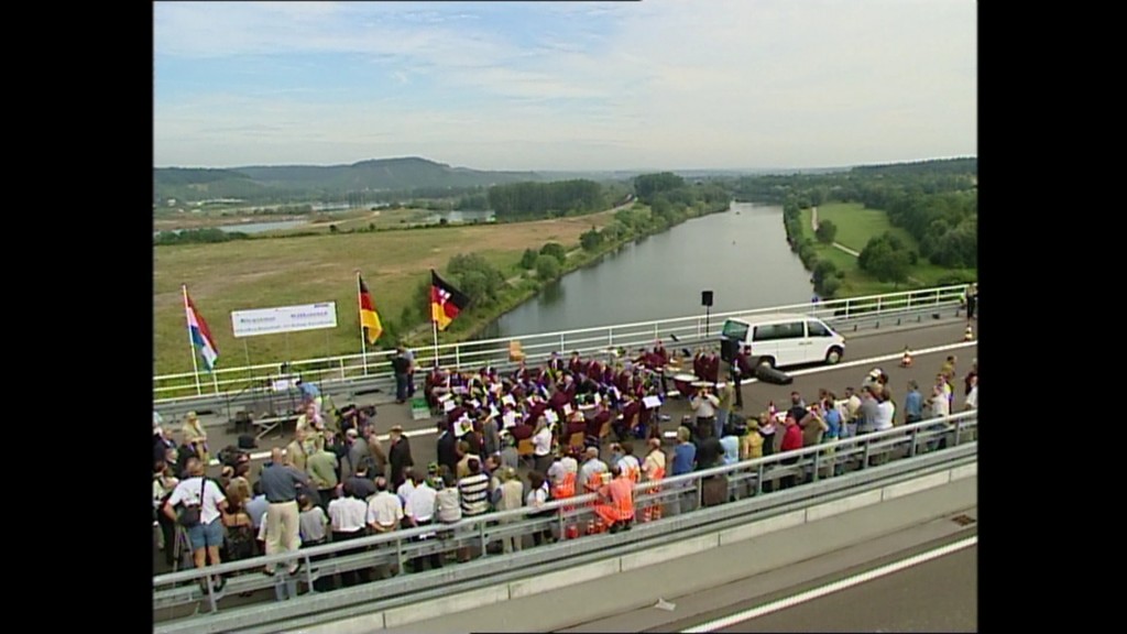 Foto: 2003 - Die Freigabe der A8 auf der Moselbrücke bei Perl und Schengen