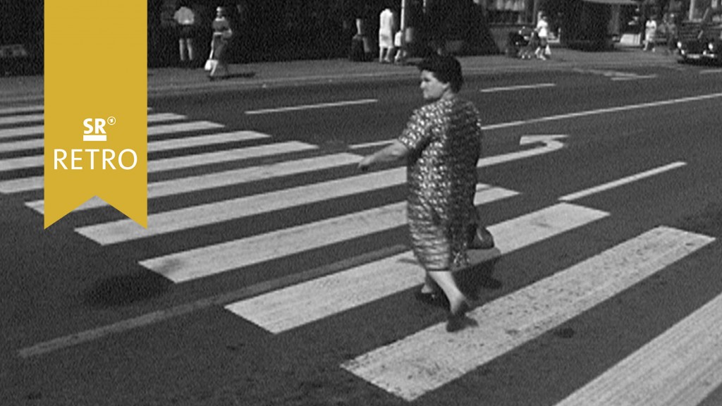 Foto: Eine Dame geht über einen Zebrastreifen (Ärger mit dem Zebrastreifen)