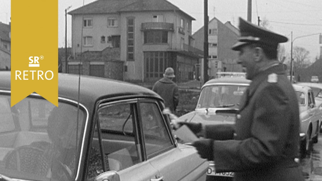 Foto: Autos werden von Polizisten kontrolliert