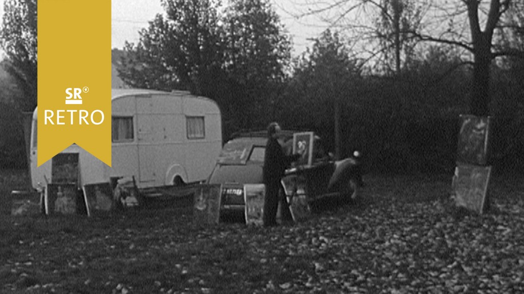 Foto: Der Maler Fred Romantil vor einem Wohnwagen