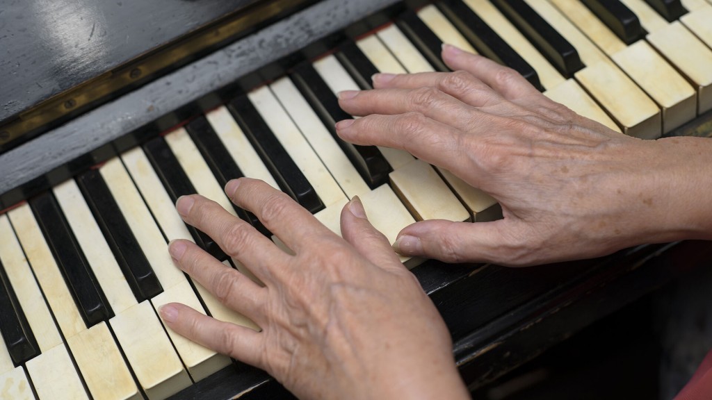 Symbolbild: Die Hände einer alten Damen beim Klavierspielen (Foto: IMAGO / agefotostock)