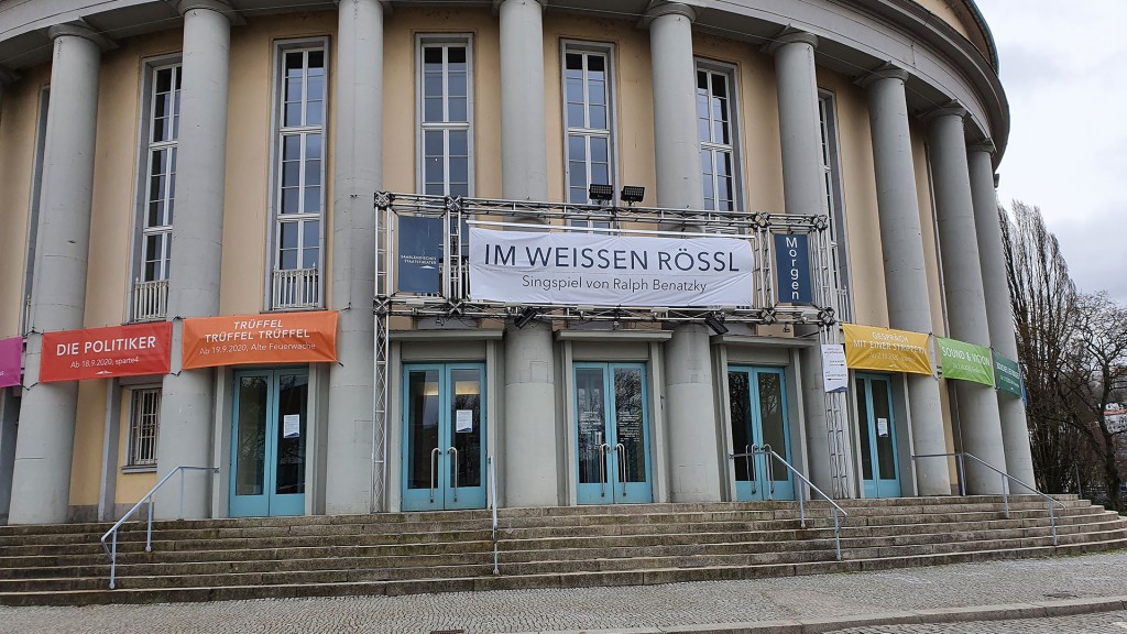 Das Staatstheater Saarbrücken mit aktuellen Plakaten von außen. (Foto: Lena Schmidtke)