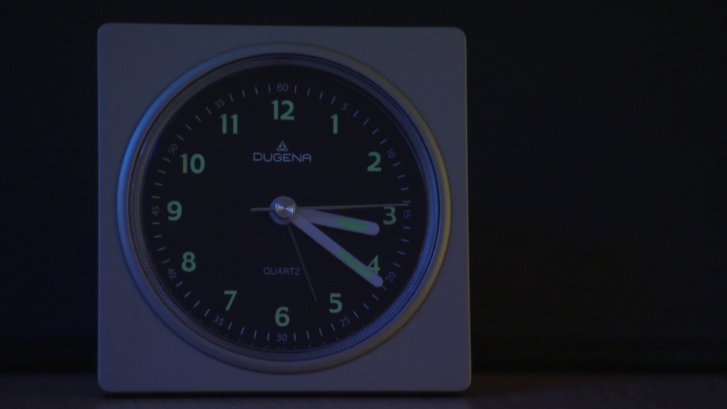 Ein Wecker zeigt 3:21 Uhr in der Frühe an (Archivfoto: SR Fernsehen)