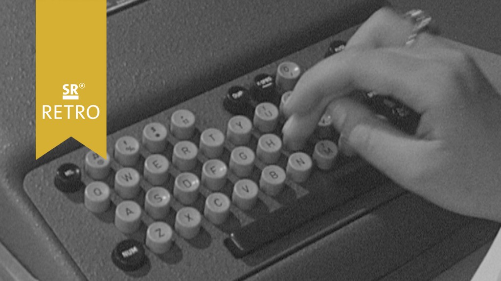 Foto: Ein Mensch tippt auf einer Schreibmaschine
