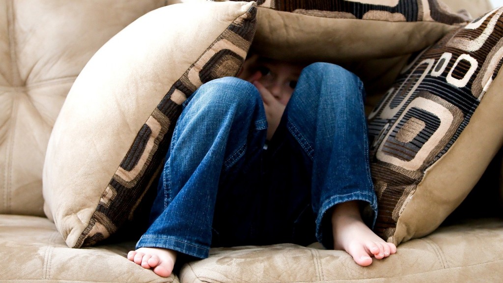 Symboilbild: ein ängstliches Kind auf dem Sofa (Archivfoto: pixabay / ambermb)