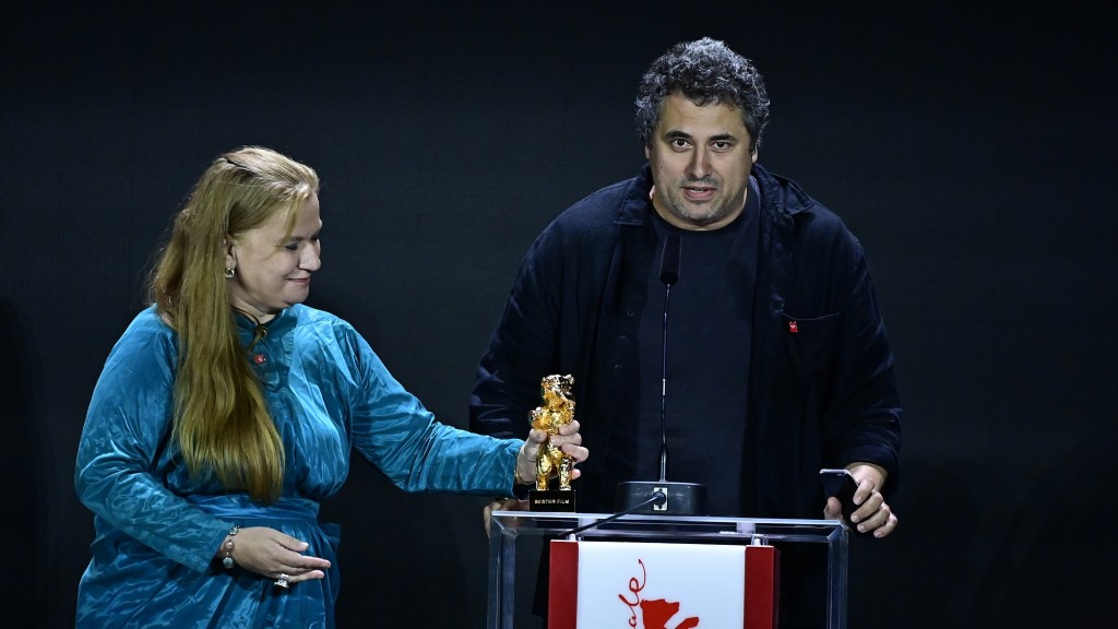 Produzentin Ada Solomon, Gewinnerin des Goldenen Bären für den Besten Film der 71. Filmfestspiele in Berlin, steht lächelnd neben Regisseur Radu Jude, der sich bei der Preisverleihung auf dem 71. Berlinale Sommerfestival für die Auszeichnung für ihre