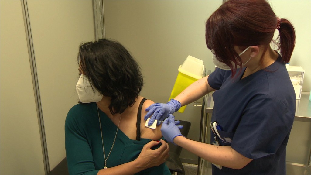 Eine junge Frau wird geimpft (Foto: SR Fernsehen)