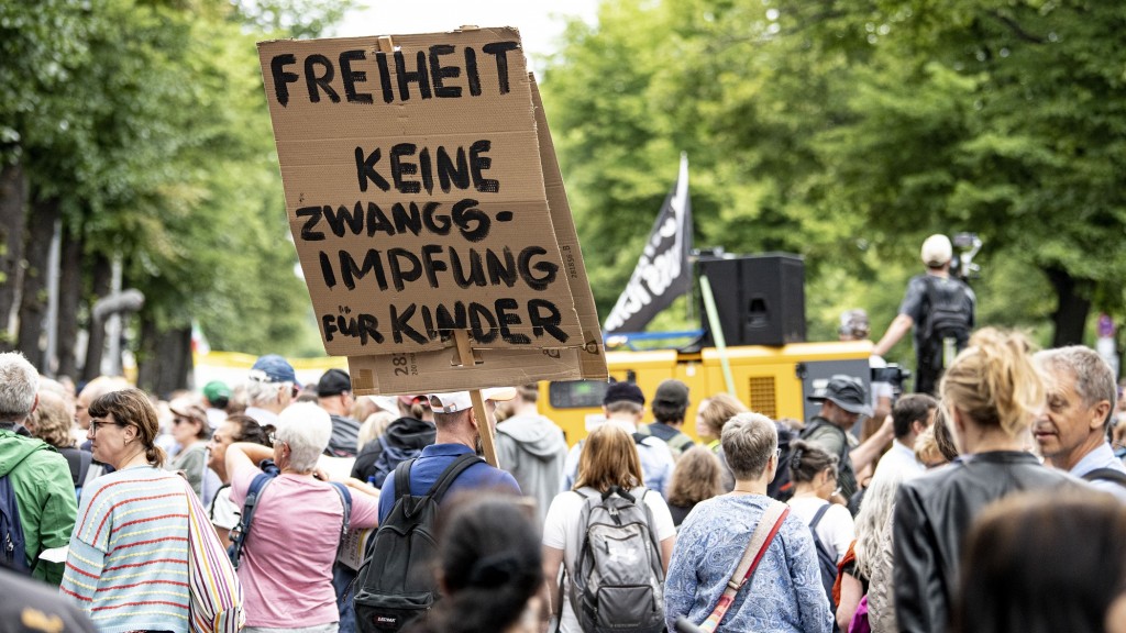 Berlin, 1. August 2021: Demonstranten, u. a. mit einem Schild 