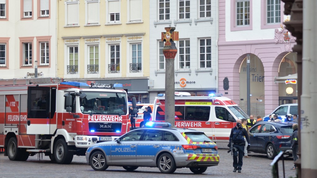 Foto: Feuerwehr und Polizei nach einer Amokfahrt in Trier im Einsatz