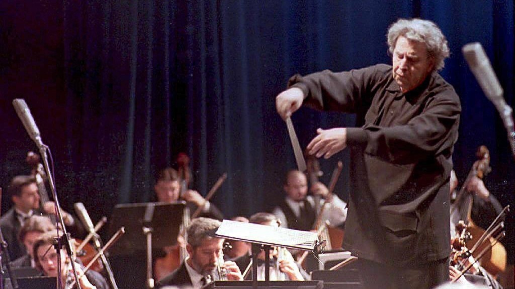 Der griechische Komponist Mikis Theodorakis dirigiert das Mazedonische Philharmonische Orchester und das Orchester der Mazedonischen Oper (Foto: picture alliance/dpa/EPA | Georgi Licovski)