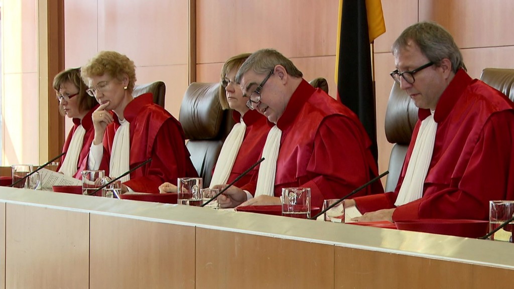 Peter Müller (Mitte) bei einer Sitzung des Bundesverfassungsgerichts (Archivfoto: SR Fernsehen)