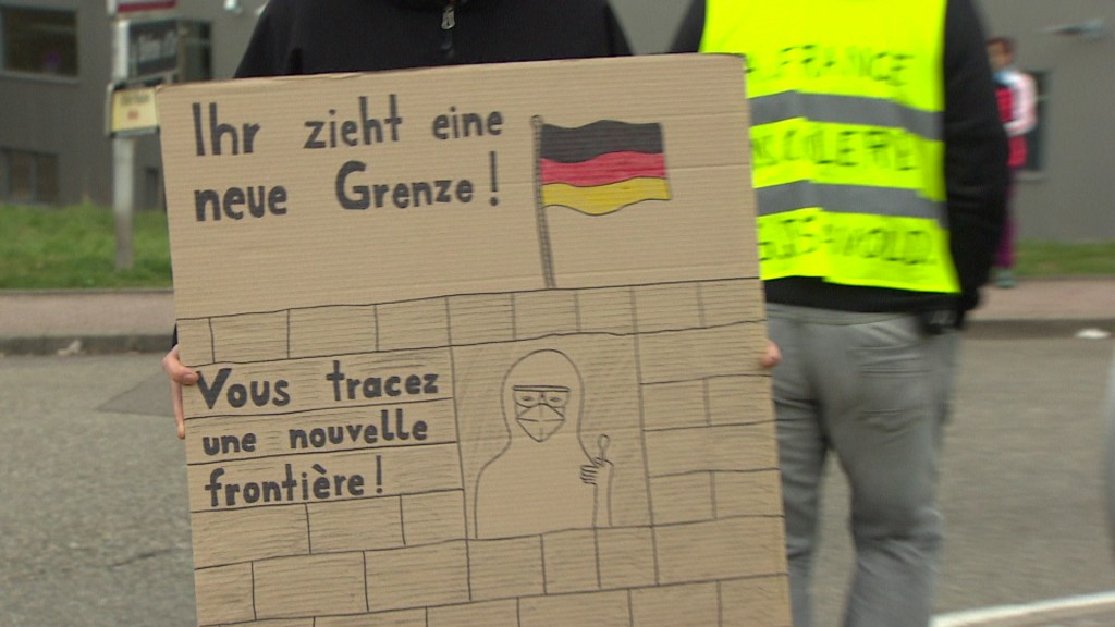Protestplakat gegen die Corona-Maßnahmen an der deutsch-französischen Grenze