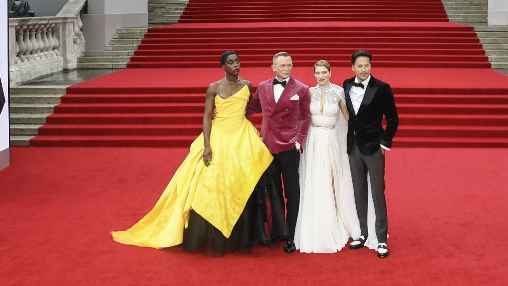 Lashana Lynch (l-r), Schauspielerin aus Großbritannien, Daniel Craig, Schauspieler aus Großbritannien, und Lea Seydoux, Schauspielerin aus Frankreich, stehen gemeinsam für ein Foto auf dem roten Teppich bei der Weltpremiere zum neuen James Bond Film 