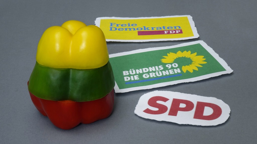 Symbolbild: Parteilogos und Paprikascheiben in den Farben einer Ampel (Foto: picture alliance / ZB | Z6944 Sascha Steinach)