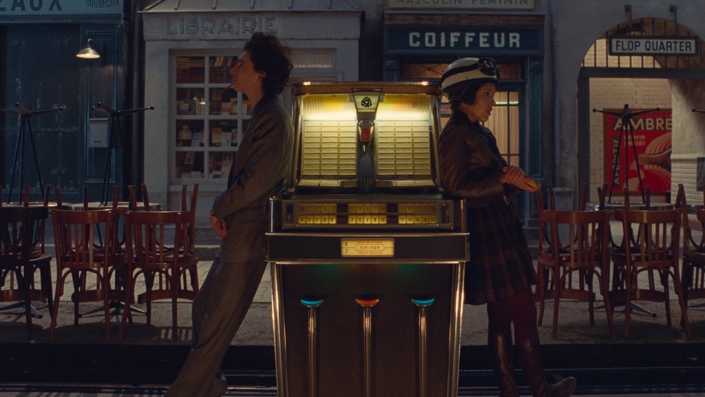 Timothée Chalamet (l) als Zeffirelli und Lyna Khoudri als Juliette in einer Szene des Films 