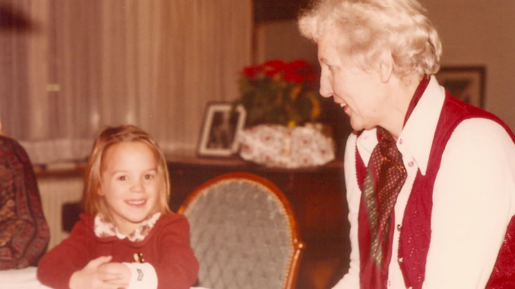Sarah Moll als Kind (l.) und ihre Großmutter Lore Krajewski (Foto: privat)