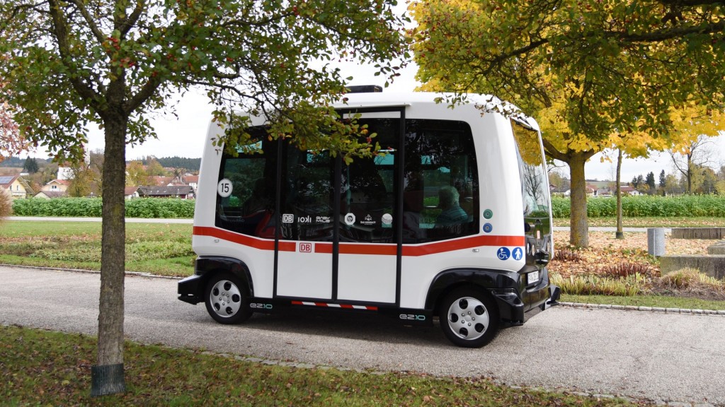 Ein autonom fahrender Minibus (Foto: picture alliance / Amelie Geiger/dpa | Amelie Geiger)