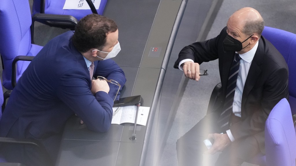 18. November 2021: Jens Spahn und Olaf Scholz sprechen im Bundestag über die Änderung des Infektionsschutzgesetzes (Foto: picture alliance/dpa | Kay Nietfeld)