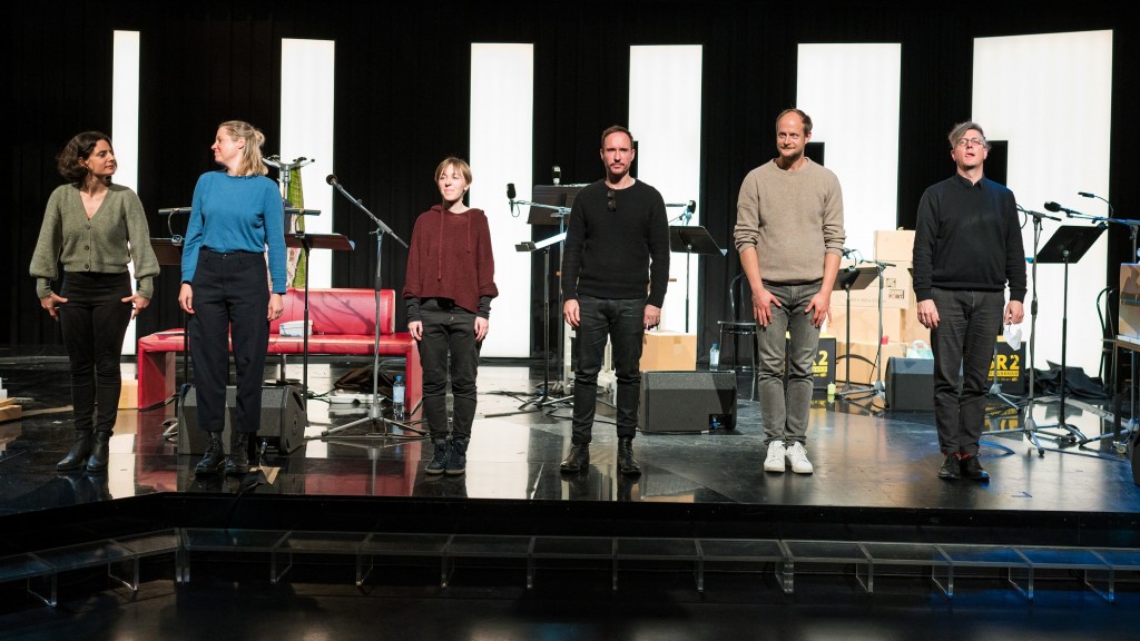 Von links: Brigitte Urhausen, Lisa Bihl, Jördis Trauer, Oliver Urbanski, Gábor Biedermann und Bo Wiget bei der Live-Aufführung von 