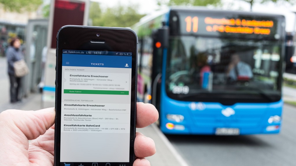 Ein Fahrgast bestellt sein Busticket auf einem Smartphone (Foto: SR/Imago/Rüdiger Wölk)