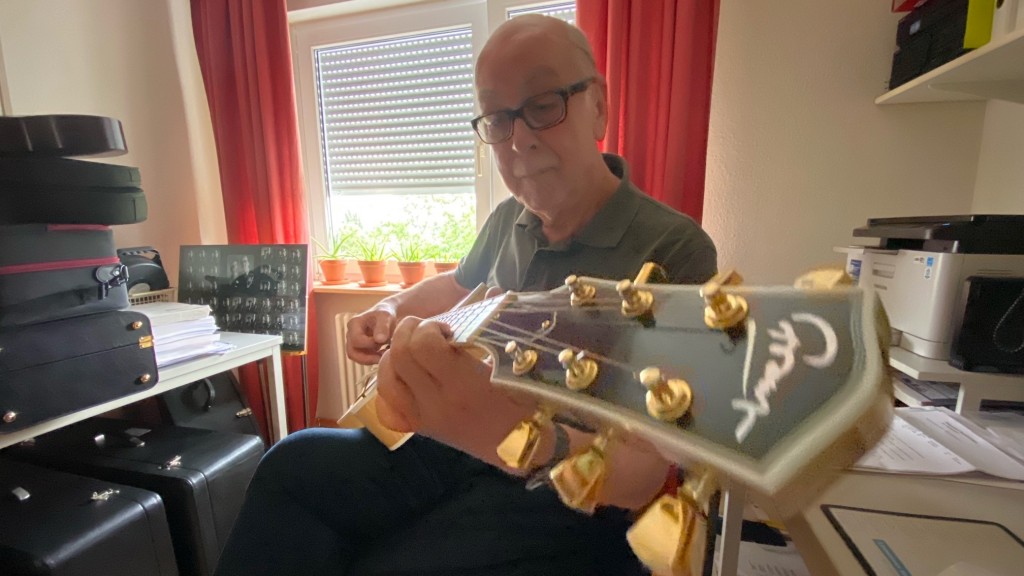 Foto: Heiner Franz mit seiner Gitarre