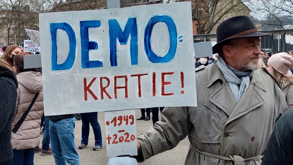 Ein Demonstrant mit einem Plakat (Foto: SR / Katrin Aue)