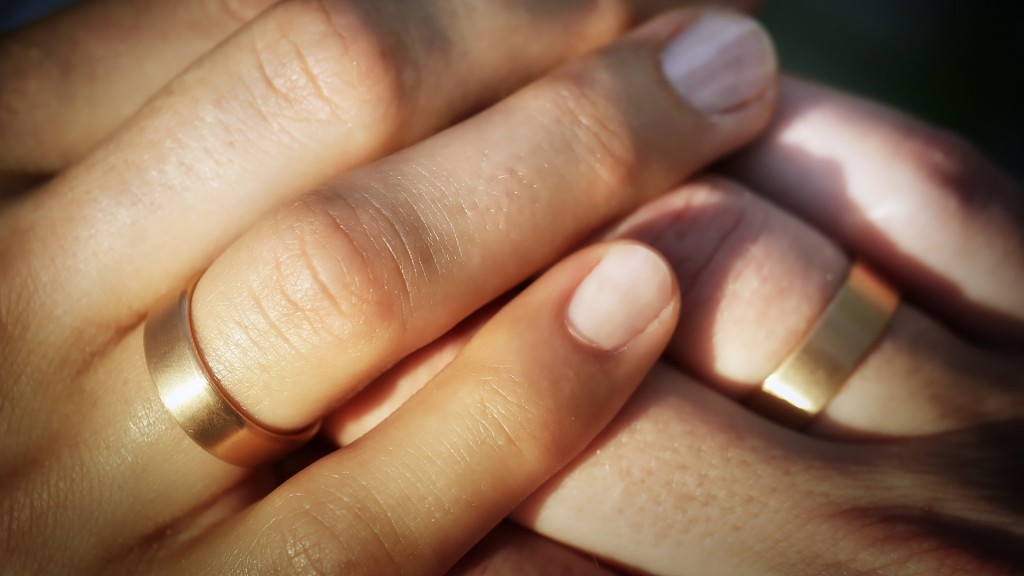 Symbolbild: Zwei weibliche Hände mit Ehering (Foto: pixabay (CC0))