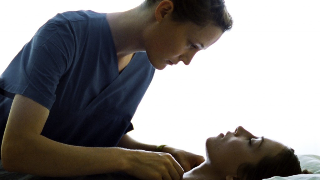 Vicky Krieps als Krankenschwester in einer Szene des Kurzfilms 
