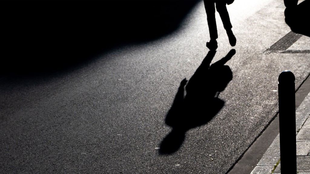 Symbobild: der Schatten eines Straßenpassanten (Foto: picture alliance/dpa | Peter Kneffel)