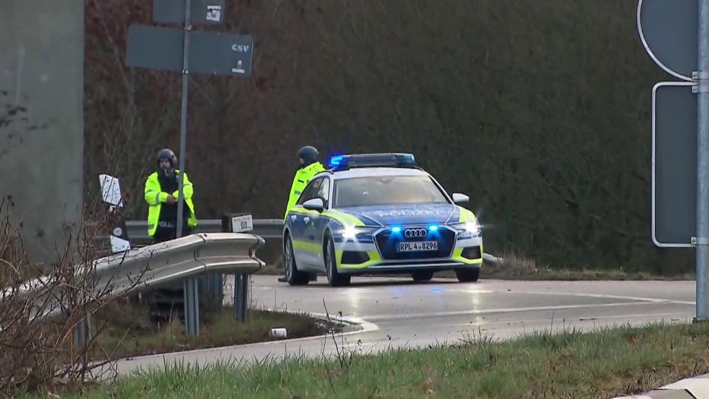 Bei den Ermittlungen am Tatort: Polizeikräfte bei Kusl (Foto: SR Fernsehen)