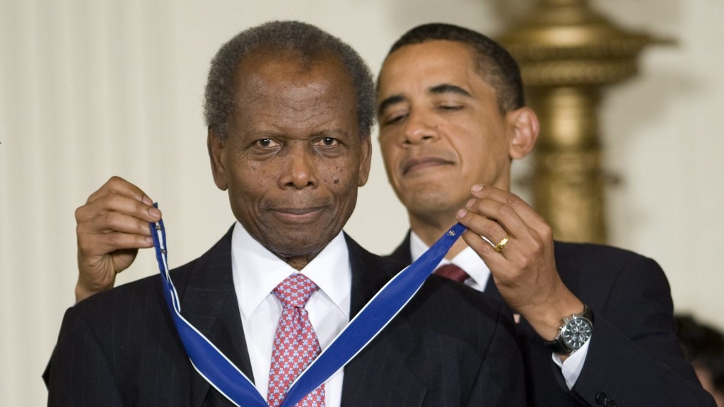 Der Schauspieler Sidney Poitier und US-Präsident Barack Obama 2009 bei der Verleihung der Presidential Medal of Freedom (Foto: picture alliance/dpa/epa | Matthew Cavanaugh)