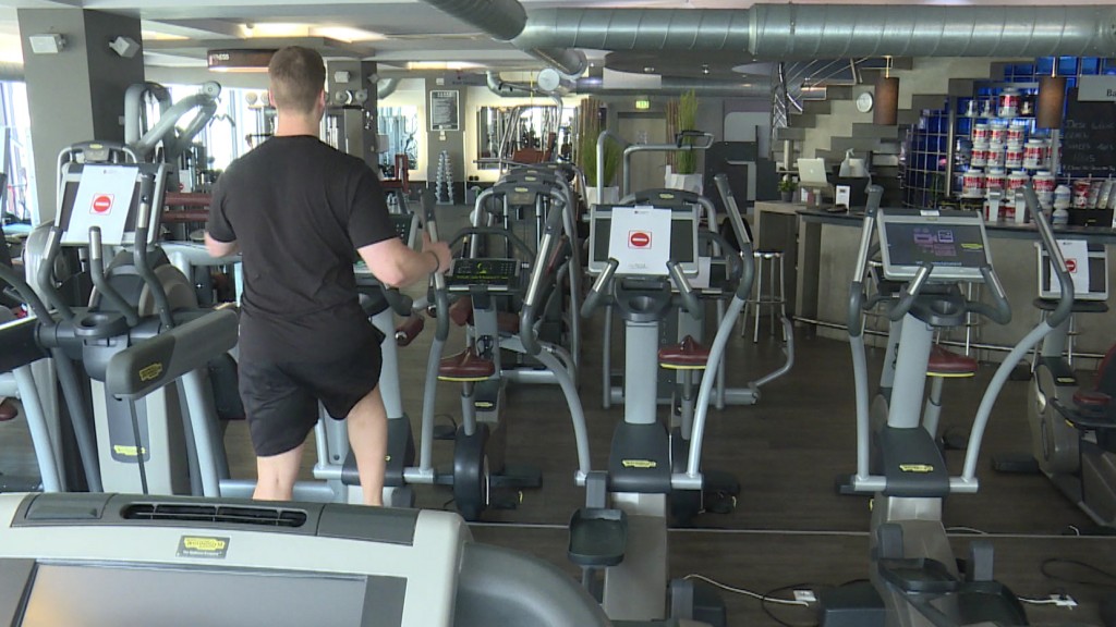 Symbolbild: Ein Mann trainiert in einem Fitnesstudio (Archivfoto: SR Fernsehen)