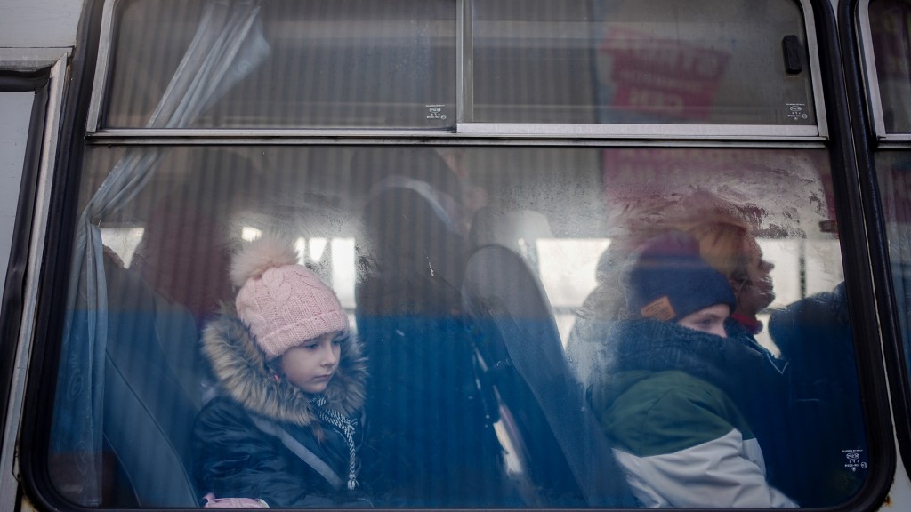 Flüchtlinge aus der Ukraine sitzen in einem Bus. (Foto: picture alliance/dpa | Kay Nietfeld)