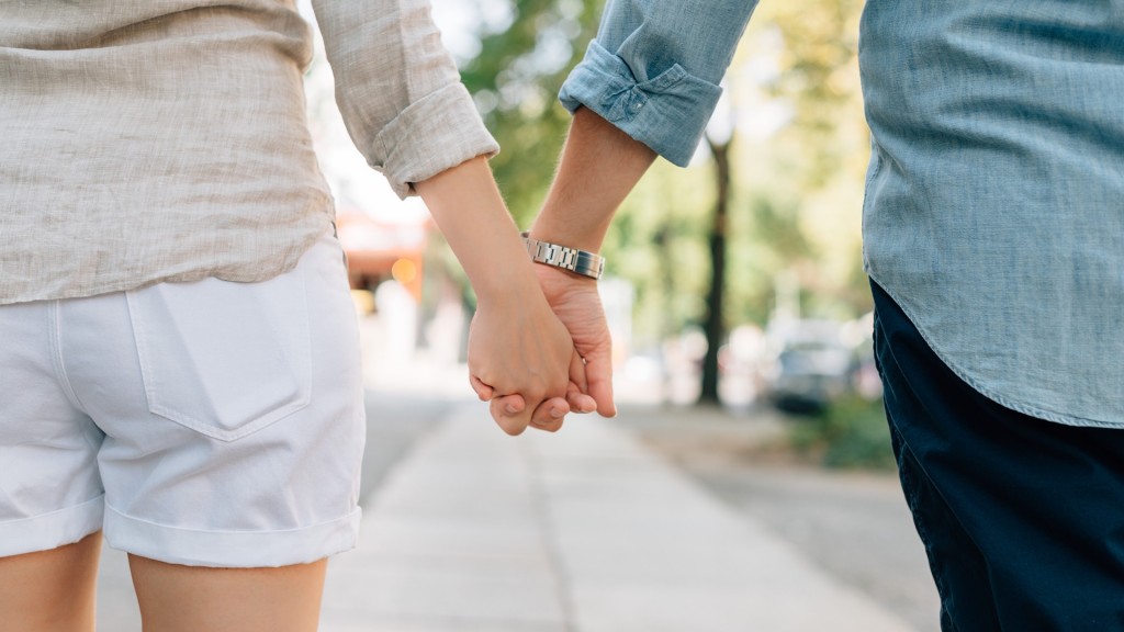 Ein Paar geht Hand in Hand spazieren (Foto: pixabay/Free-Photos)