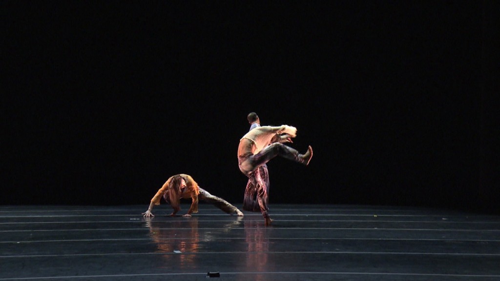 Foto: Zwei Tänzer auf der Bühne des Staatstheaters
