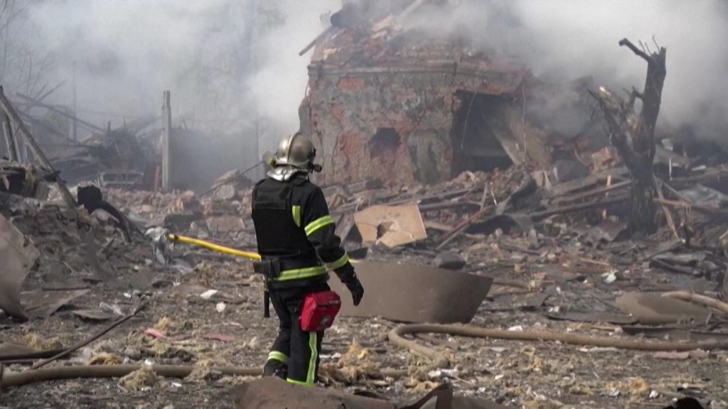 Foto: Ein ukrainischer Feuerwehrmann vor einem zerstörten Gebäude