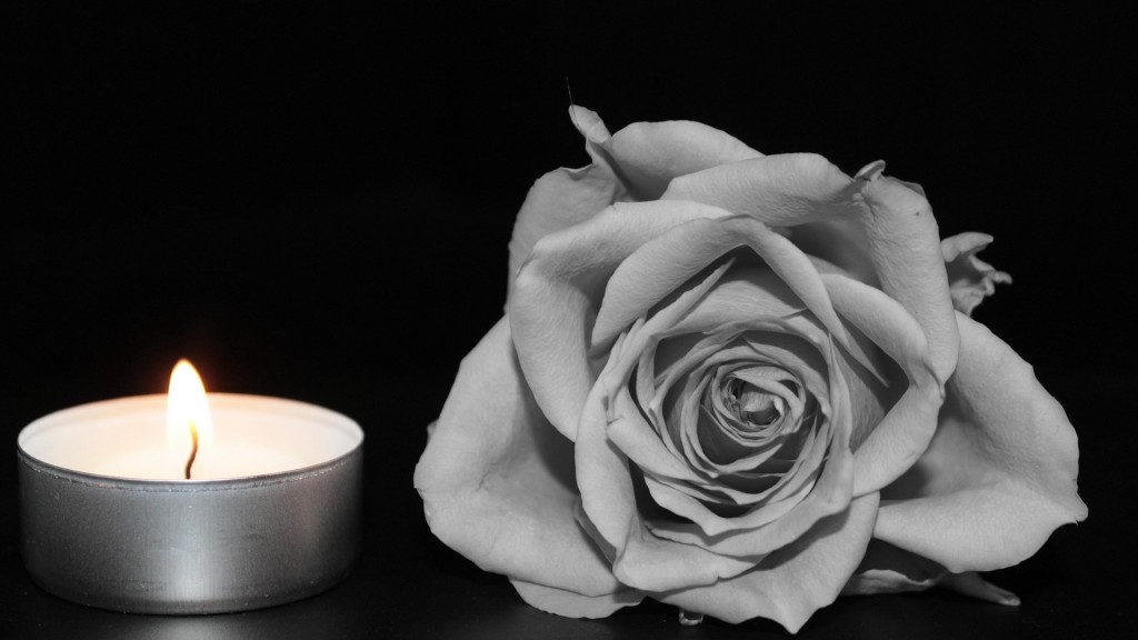 Eine Kerze und eine Rose
