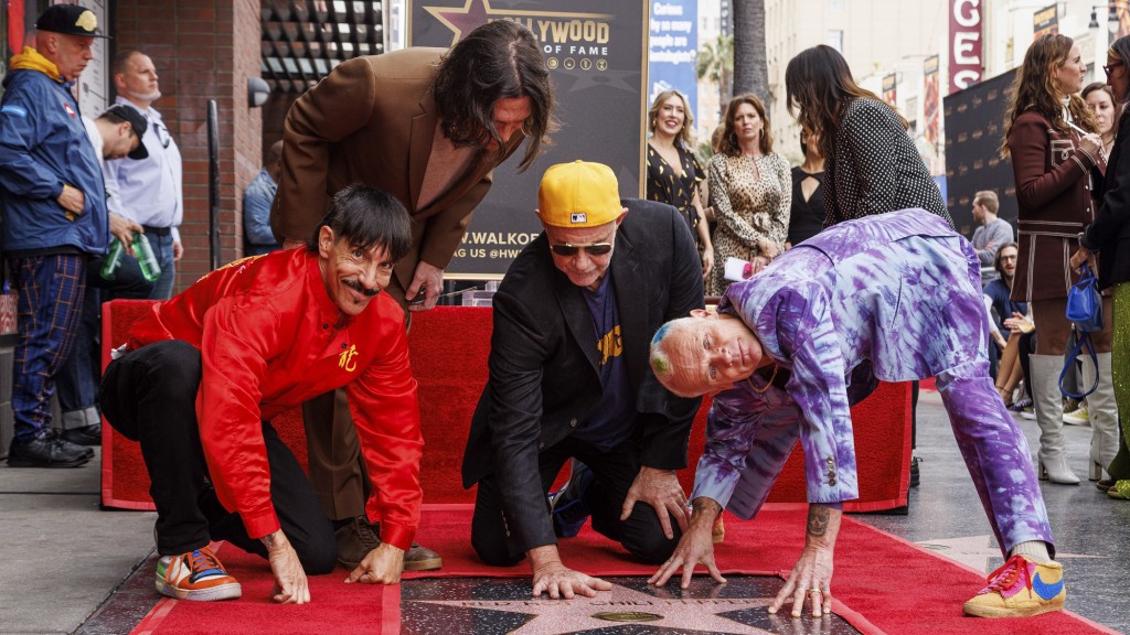 31. März 2022: Anthony Kiedis (von links), Flea, John Frusciante und Chad Smith von den Red Hot Chili Peppers feiern während einer Zeremonie, bei der die Band mit einem Stern auf dem Hollywood Walk of Fame geehrt wird