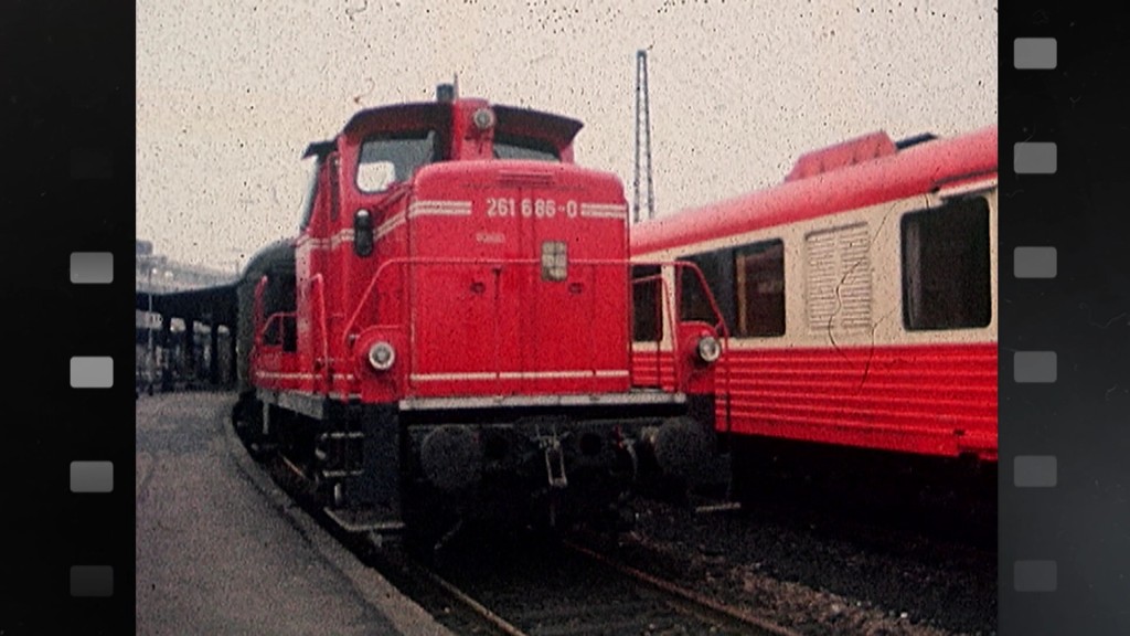 Foto: Eine alte Dampflokomotive am Bahnhof