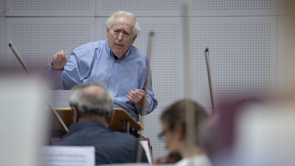 Der Dirigent Thomas Sanderling bei einer Orchesterprobe