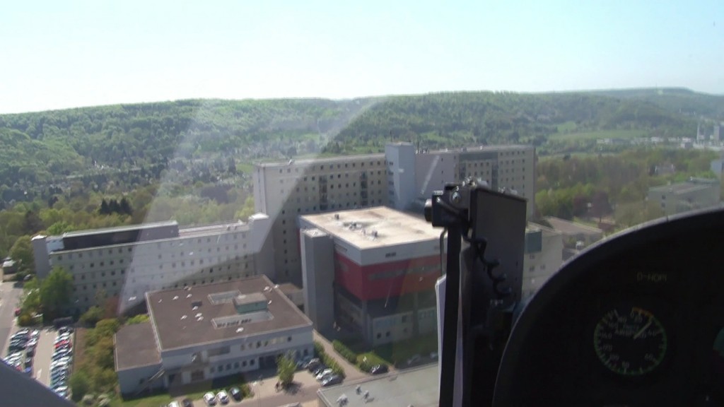 Blick aus dem Hubschrauber auf das Winterbergkrankenhaus und die Landschaft drumherum