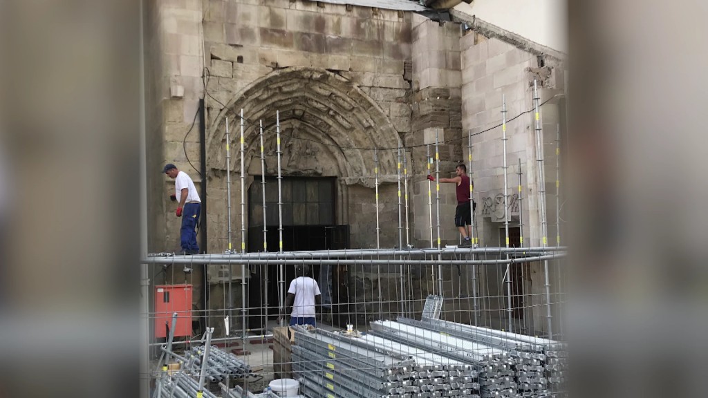 Das Nordportal der Abteikirche aus dem 13. Jahrhundert vor seinem Abriss im Rahmen der Grundsanierung