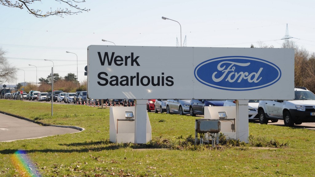 Das Schild des Ford Werkes in Saarlouis (Symbolbild)