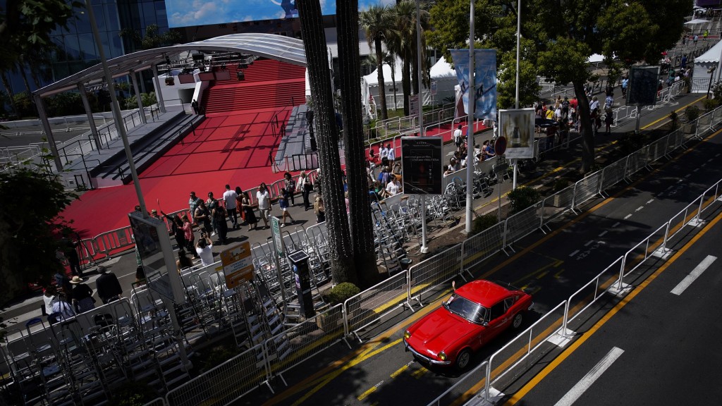 Ein Oldtimer fährt während der 75. Internationalen Filmfestspiele in Cannes die Croisette entlang