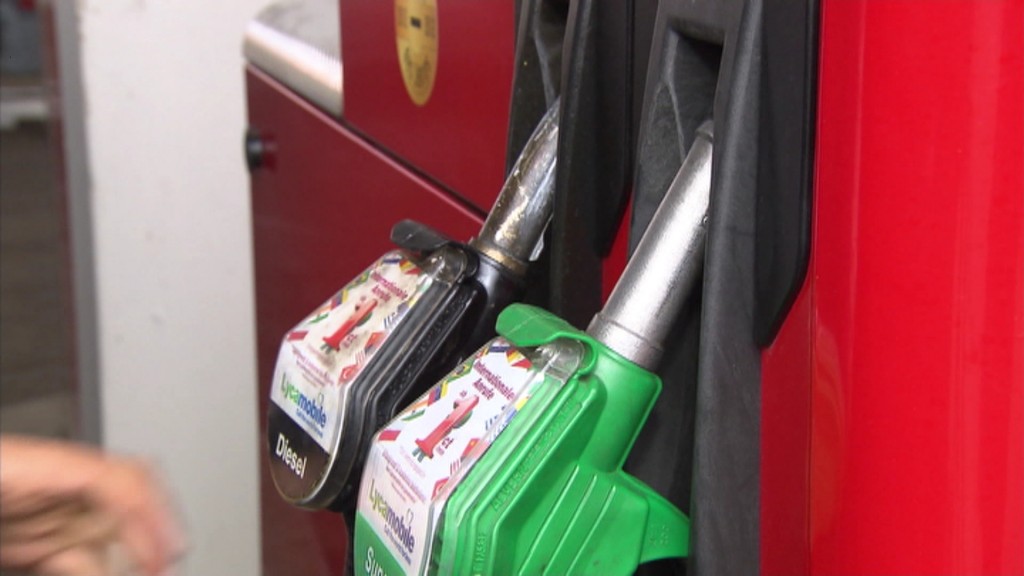 Benzinzapfhähne an einer Tankstelle
