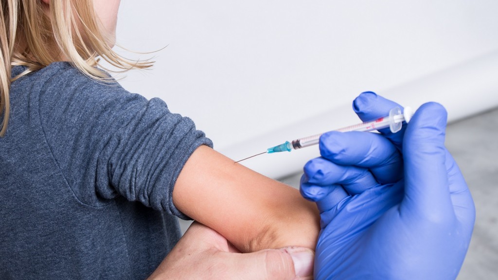 Ein Kind bekommt eine Impfung.
