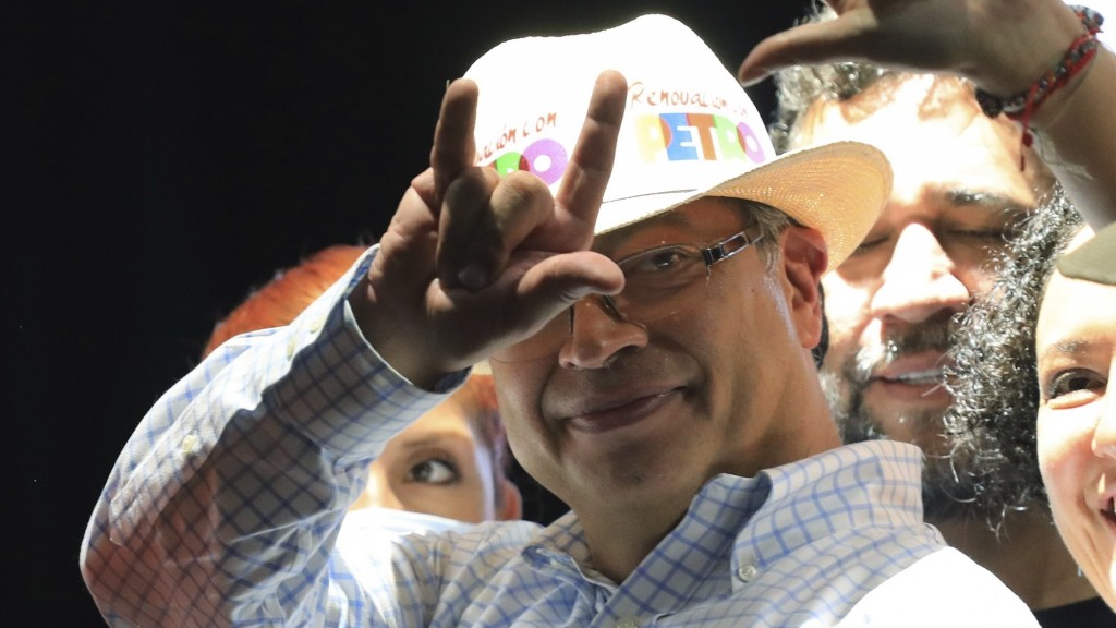 Präsidentschaftskandidat Gustavo Petro von der Koalition des Historischen Paktes begrüßt seine Anhänger während einer Wahlkampfveranstaltung in Medellin, Kolumbien