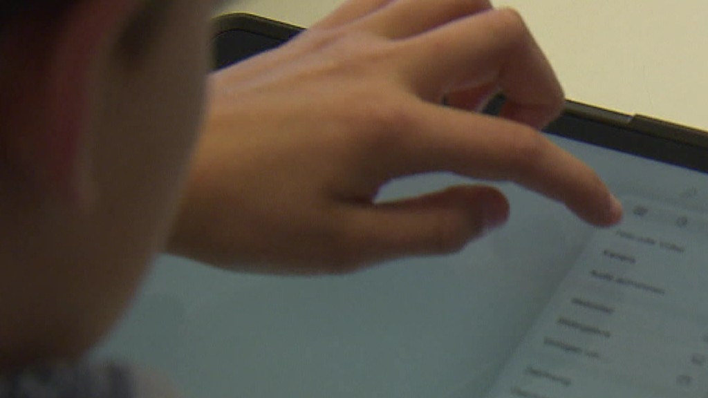 Symbolbild: Ein Schüler bei der Arbeit mit einem Tablet